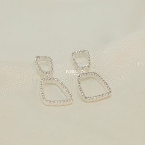 Brinco Geométrico Cravejado com Zircônia Cristal  Banhado a Prata