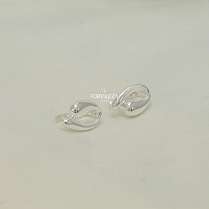 Brinco de Gota Dupla Entrelaçada Banhado a Prata
