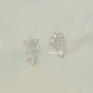 Brinco Floral com Zircônias  e Pêndulo Banhado em Prata