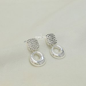 Brinco Losango Cravejado em Cristais  Banhado em Prata