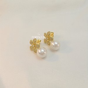 Brinco de Flor com Pérola Cravejada em Zircônia Banhado a Ouro 18k