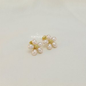 Brinco com Pétalas de Pérolas Banhado a Ouro 18k