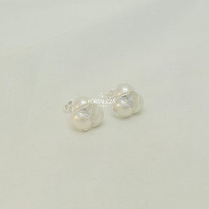 Brinco com Design Trevo e Zircônia Central Banhado a Prata