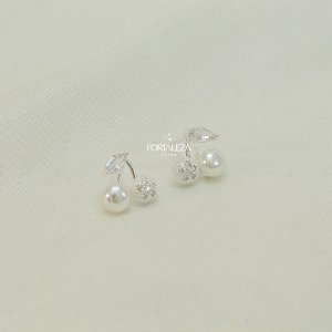 Brinco com Design Cereja Cravejada e Pérola Banhado a Prata