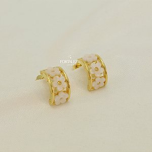 Brinco Argola de Flores Brancas Banhado a Ouro 18k