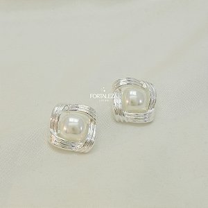 Brinco Perolado com Detalhes Entrelaçados Banhado a Prata