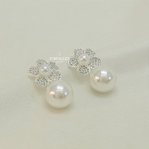 Brinco de Flor Cravejada com Pérola Banhado a Prata