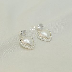 Brinco de Coração com Zircônia e Resina Perolada Banhado a Prata