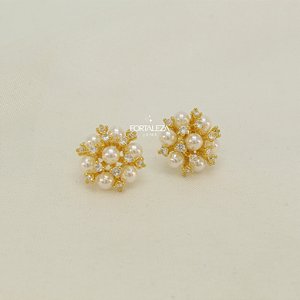 Brinco Design Floral com Pérolas e Zircônia Cristal Banhado a Ouro 18k