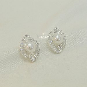 Brinco com Pérola Central Rodeada com Pedras Baguetes Banhado a Prata