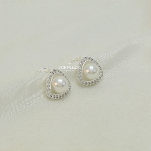 Brinco Triangulo Vazado com Pérola Banhado a Prata