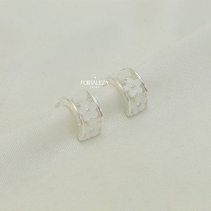 Brinco Argola de Flores Brancas Banhado a Prata