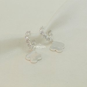Brinco Argola Cravejada com Zircônia e Pingente de Trevo Banhado a Prata