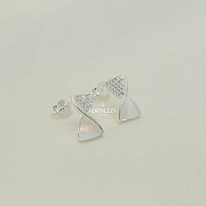 Brinco com Design Torcido com Resina e Cravejado Banhado a Prata