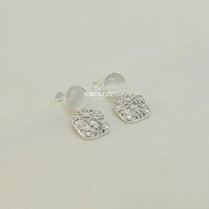 Brinco com Pingente Cravejado e Detalhe de Resina Banhado a Prata