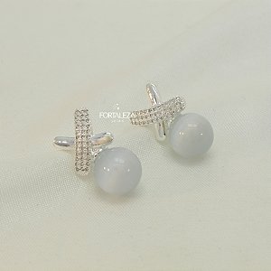 Brinco com Zircônias Cravejadas em X e Esfera Azul Claro Banhado a Prata