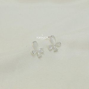 Brinco  de Flor com Pétalas Madrepérolas e Zircônia Banhado a Prata