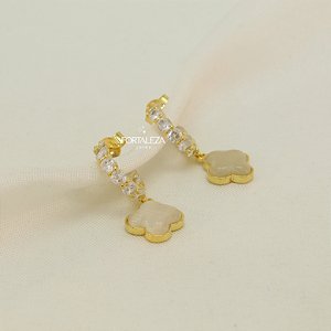 Brinco Argola Cravejada com Zircônia e Pingente de Trevo Madrepérola Banhado a Ouro 18k