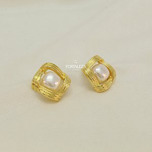 Brinco Quadrado Pérola com Borda Entrelaçada Banhado a Ouro 18k
