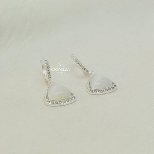 Brinco Argola Cravejado com Pingente de Triangulo Madrepérola Banhado a Prata