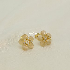 Brinco de Flor com Pétalas Madrepérola Banhado a Ouro 18k