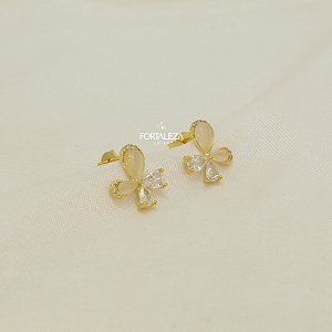 Brinco Delicado de Flor com Pétalas Madrepérolas e Zircônia Banhado a Ouro 18k