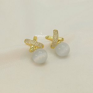 Brinco X Cravejado com Esfera em Resina Banhado a Ouro 18k