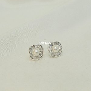 Brinco Cravejado com Detalhe de Pérola Banhado a Prata