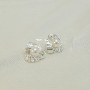 Brinco de Metal Entrelaçado com Pérola Banhado em Prata