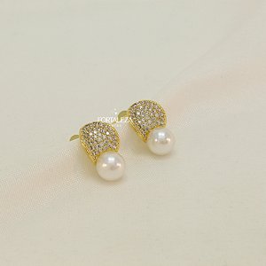 Brinco Levemente Curvado com Detalhe de Pérola Banhado a Ouro 18k