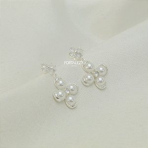 Brinco de Flor com Pérolas Banhado a Prata