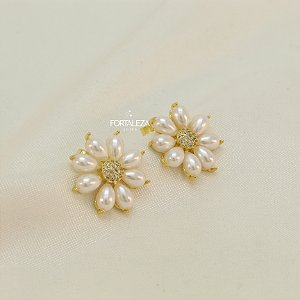 Brinco Flor Margarida de Pérolas e Zircônia Cravejada Banhado a Ouro 18k
