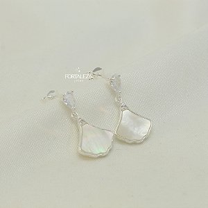 Brinco Pêndulo Leque de Madrepérola com Zircônia Banhado a Prata