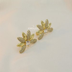 Brinco Meia Flor Cravejada Banhado a Ouro 18k