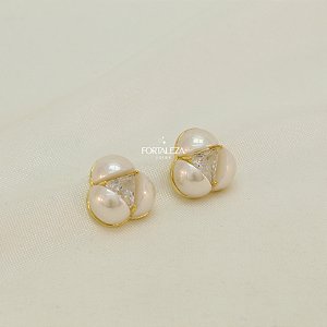 Brinco com Detalhe Perolado e Zircônia Triangular Banhado a Ouro 18k
