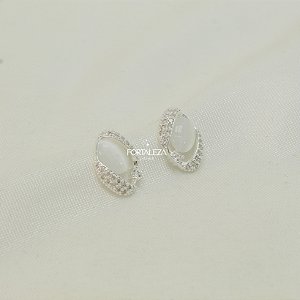 Brinco Oval Cravejado com Pedra Cabochão Ródio Branco Banhado a Prata