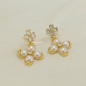 Brinco de Flor com Pérolas Banhado a Ouro 18k