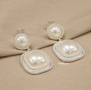 Brinco Pêndulo com Pérolas Banhado a Prata