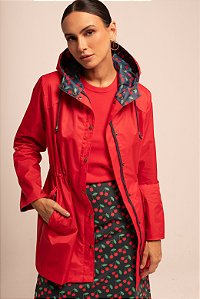 Trench coat vermelho com estampas de cerejas