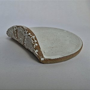 Prato pequeno com detalhe amassado em renda renascença