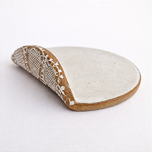 Prato pequeno com detalhe amassado em renda renascença