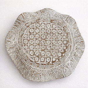 Boleira de Cerâmica Artesanal com Renda Renascença – 34 cm