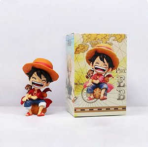 LUFFY MONKEY – SENTADO E RINDO