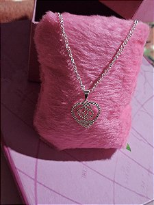 Colar coração florido