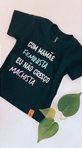 Camiseta Com mãe feminista...