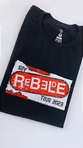 T-Shirt Soy Rebelde - Paetê vermelho retangular