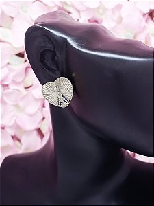 Brinco Folheado Nossa Senhora Aparecida: Devoção e Elegância em uma Peça Única