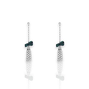 Brinco Semijoia Pingente Laço de Esmeralda com Pérola Água Doce e Micro Cravação de Zircônia em Banho de Ródio Negro: Elegância Verdejante e Brilho Encantador