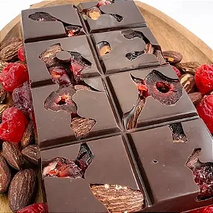 Chocolate Meio Amargo Com Cereja e Amêndoas