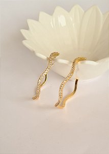 Brinco Vitória - argola ondulada de zircônias banho ouro 18k
